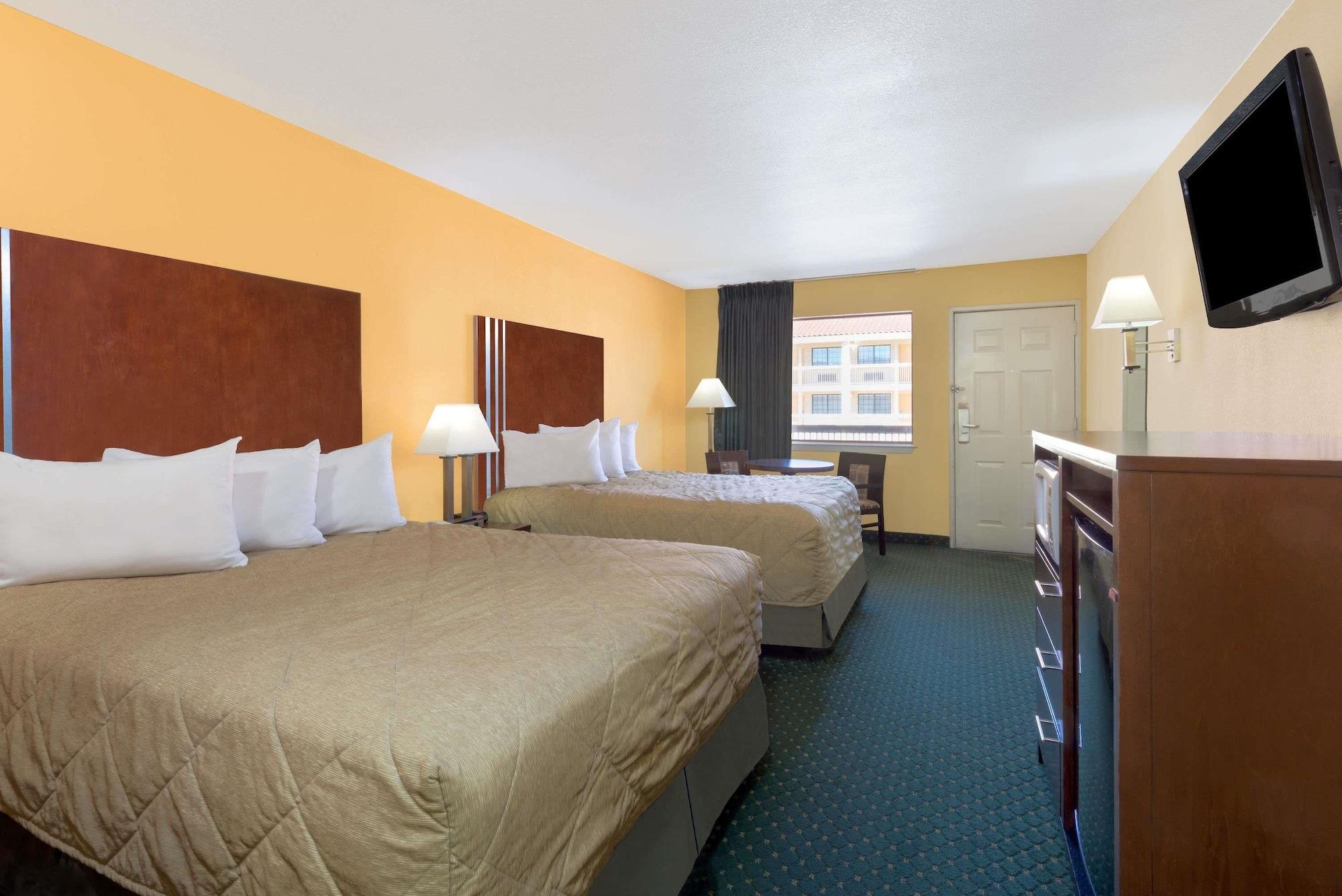Ramada By Wyndham San Antonio Near Seaworld - Lackland Afb Exterior photo