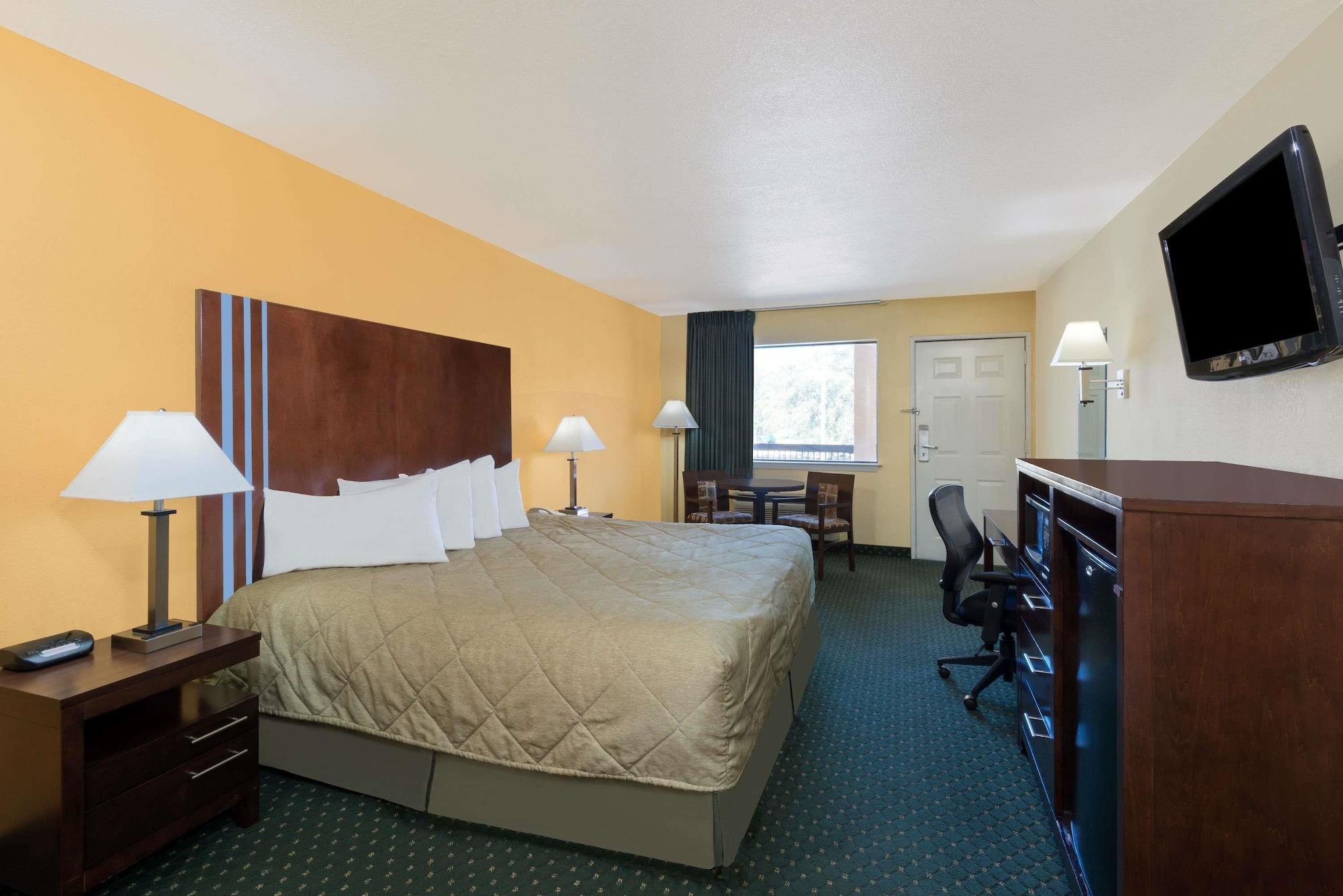 Ramada By Wyndham San Antonio Near Seaworld - Lackland Afb Exterior photo