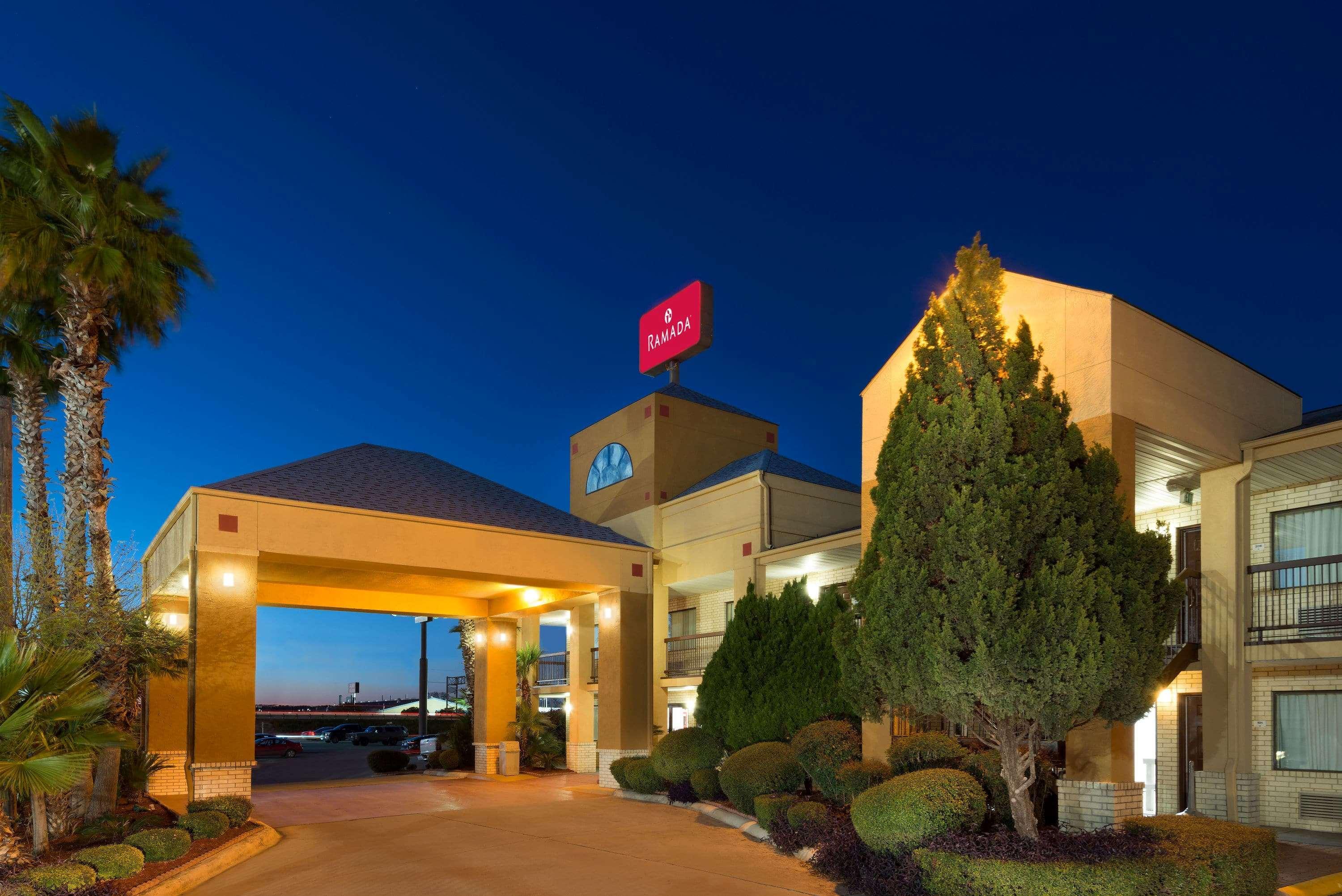 Ramada By Wyndham San Antonio Near Seaworld - Lackland Afb Exterior photo