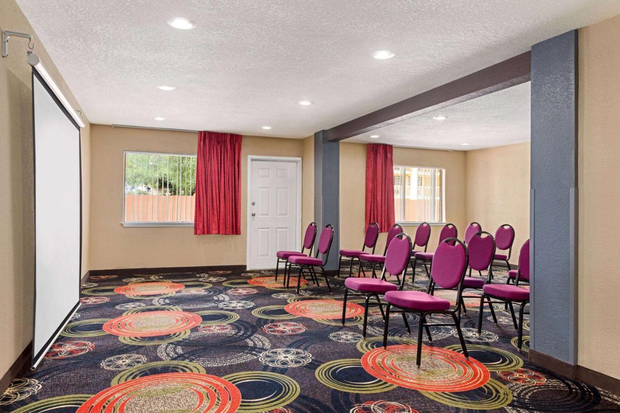 Ramada By Wyndham San Antonio Near Seaworld - Lackland Afb Exterior photo