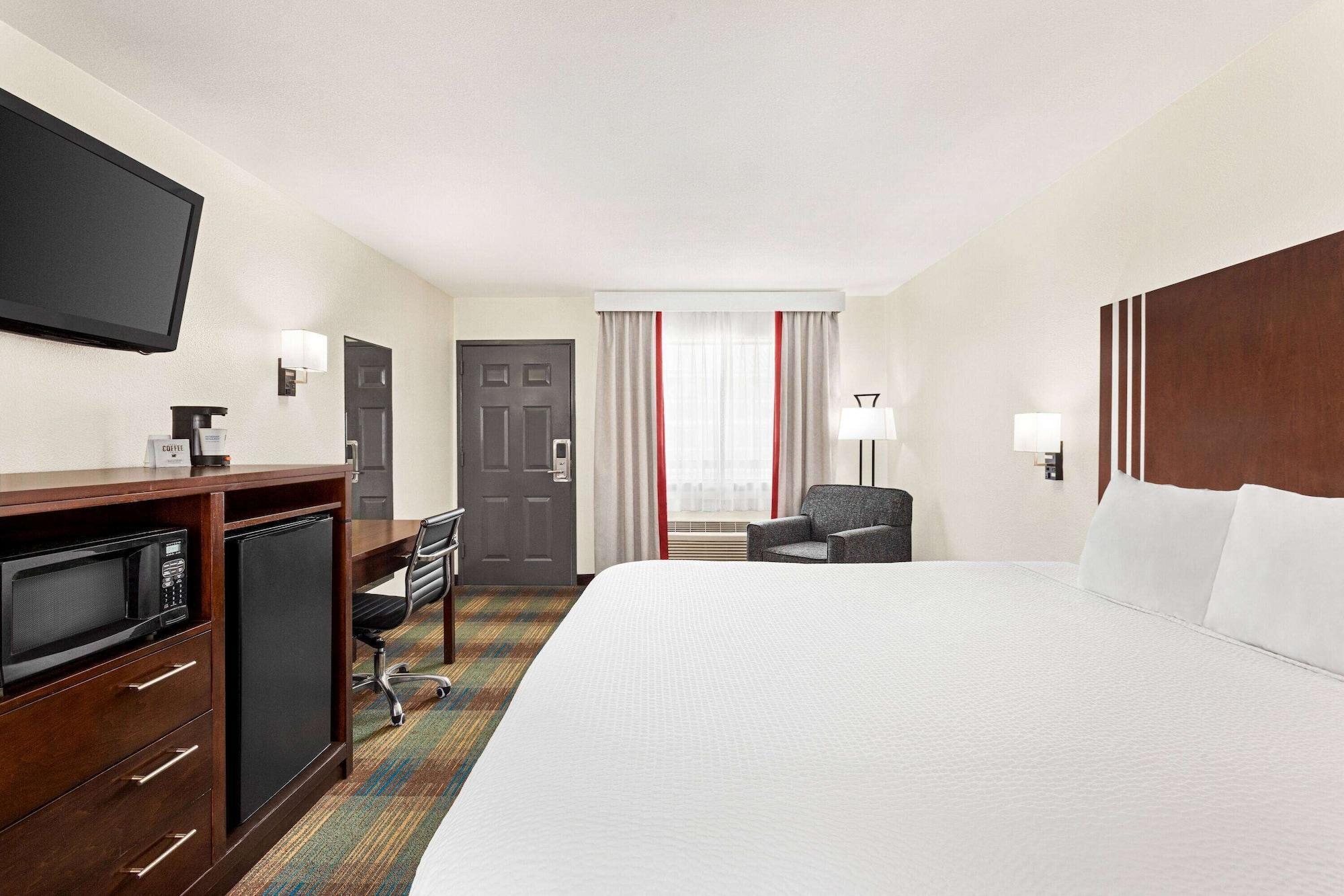 Ramada By Wyndham San Antonio Near Seaworld - Lackland Afb Exterior photo