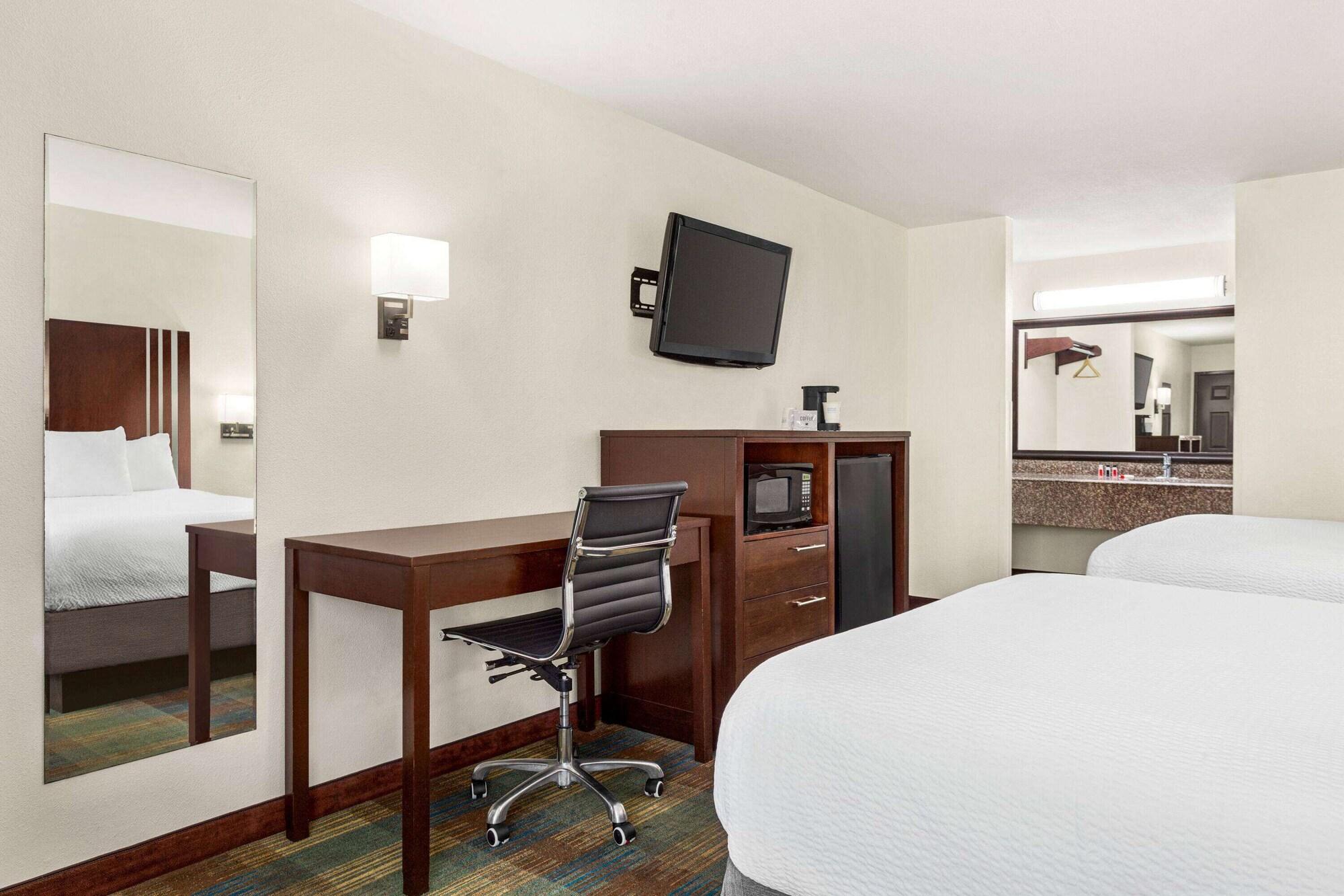 Ramada By Wyndham San Antonio Near Seaworld - Lackland Afb Exterior photo